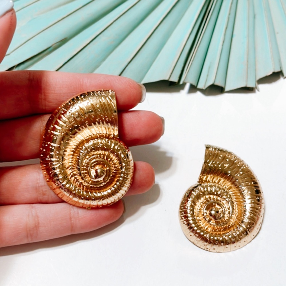 Gold seashell earrings S246 - Picture 3 of 3